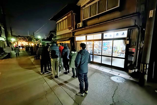 かつて献灯祭の大ろうそくを作っていた蝋甚商店までのびる参拝者の列