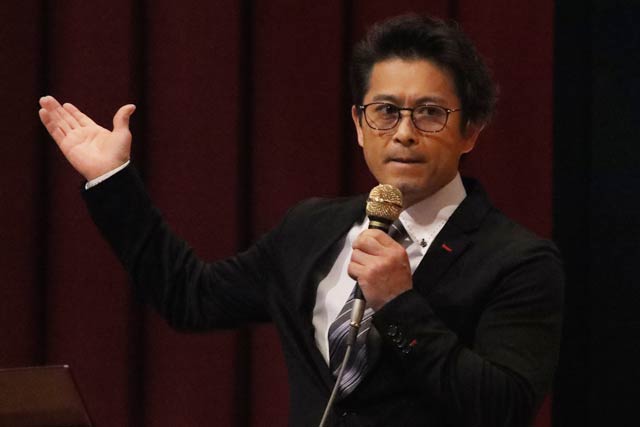 三条地区BBS会の公開例会で講演する山口達也さん