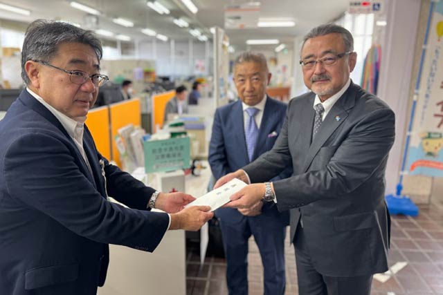 左から三条市の村上福祉保健部長、三条商工会議所の水野商業部会長、野崎副会頭
