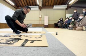 席上揮毫を行う小黒さん