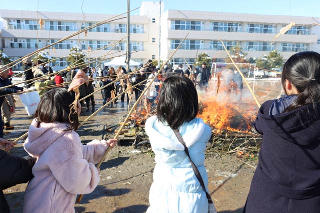 塞の神の火でスルメを焼く