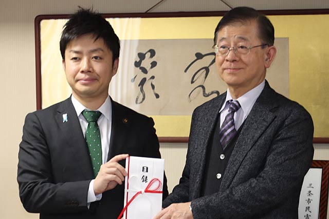 三条市中央公民館にピアノを寄付した茅原クリニックの茅原院長(右)と滝沢市長