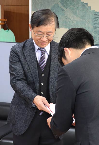 滝沢市長に目録を手渡す茅原院長