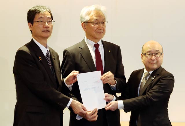 磯田長岡伸市長に新潟県災害廃棄物等の処理に係る相互応援協定にのっとった要望書を手渡す