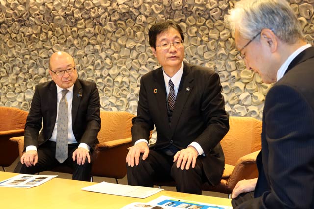 左から本間弥彦村長、鈴木燕市長、磯田長岡市長