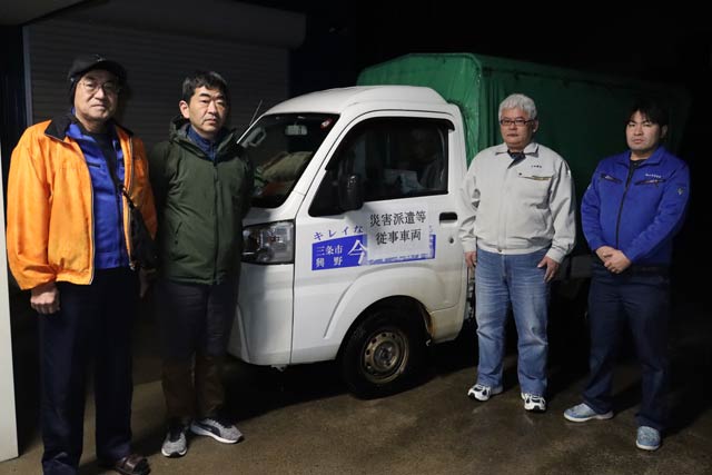 被災地へ畳を届けたメンバー、右から2人目が今井さん
