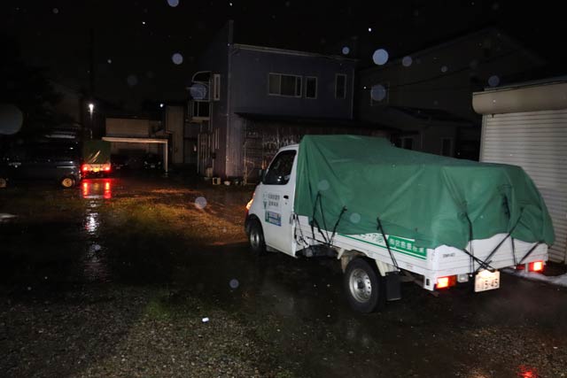 被災地へ向けて宮島畳産業を出発するトラック