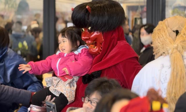 鬼に子どもを抱いてもらって記念写真