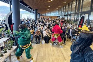 「道の駅 庭園の郷 保内」の鬼踊り出張公演には約500人が詰めかけた