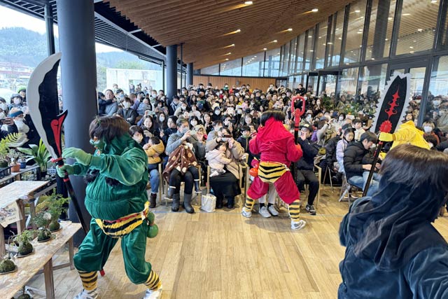 「道の駅 庭園の郷 保内」の鬼踊り出張公演には約500人が詰めかけた