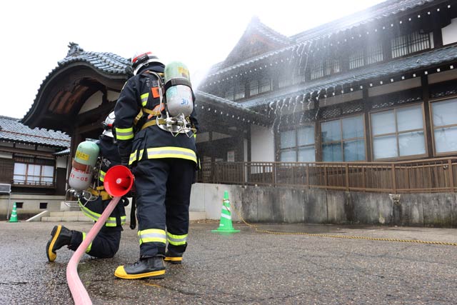三条市歴史民俗産業資料館で行われた「文化財防火デー」の防災訓練