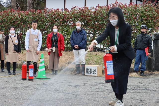 水消火器で消火訓練を行う篠田館長