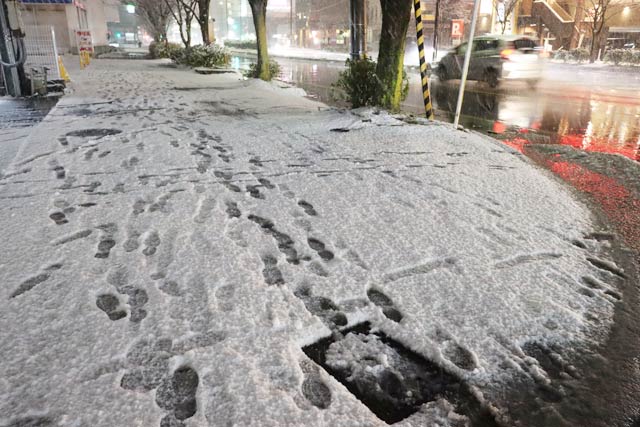 23日午後6時ごろ燕三条駅付近の歩道は真っ白に雪が積もった