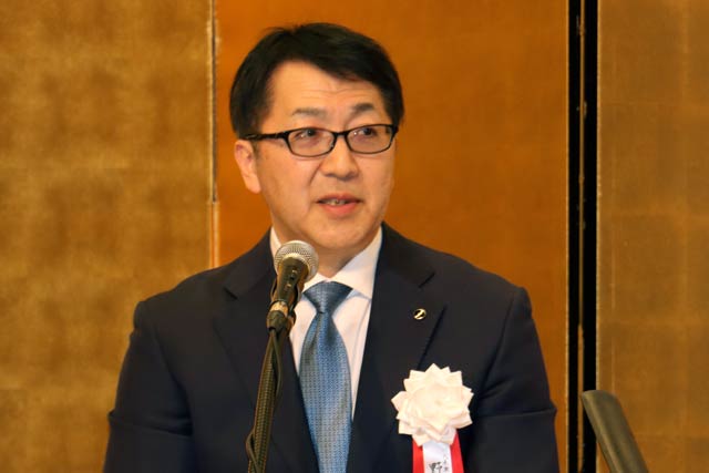 あいさつする野水社長