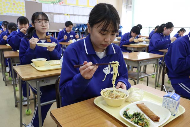 たがみメンマをトッピングしたラーメンの献立が登場した田上中学校の給食