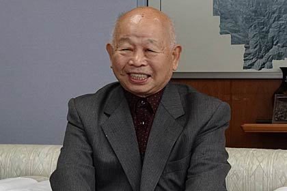 2011年11月15日に母校の三条市立一ノ木戸小学校に著書『試練も恵なり ものづくり夢づくり』45冊を三条市に寄付したときの大山さん