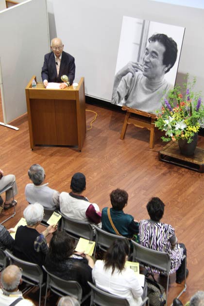 2011年11月15日に母校の三条市立一ノ木戸小学校に著書『試練も恵なり ものづくり夢づくり』45冊を三条市に寄付したときの大山さん