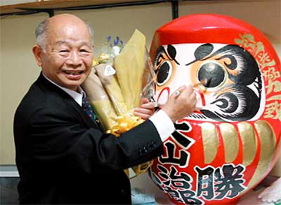 2011年11月15日に母校の三条市立一ノ木戸小学校に著書『試練も恵なり ものづくり夢づくり』45冊を三条市に寄付したときの大山さん