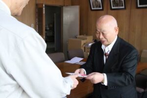 曙産業が東日本大震災の義援金100万円と燕市内の避難所用に同社のプラスチック製食器セット440セットを燕市に寄付