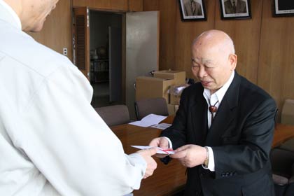 2011年11月15日に母校の三条市立一ノ木戸小学校に著書『試練も恵なり ものづくり夢づくり』45冊を三条市に寄付したときの大山さん