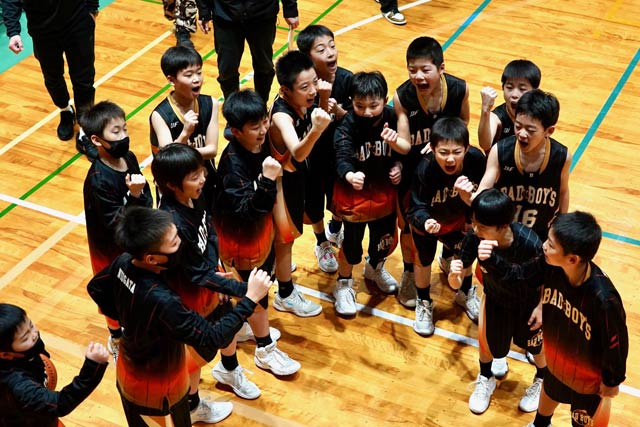 令和5年度第70回長岡市民スポーツ祭ミニバスケットボール大会で円陣を組む「BADBOY'S」