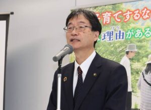 記者会見する鈴木市長