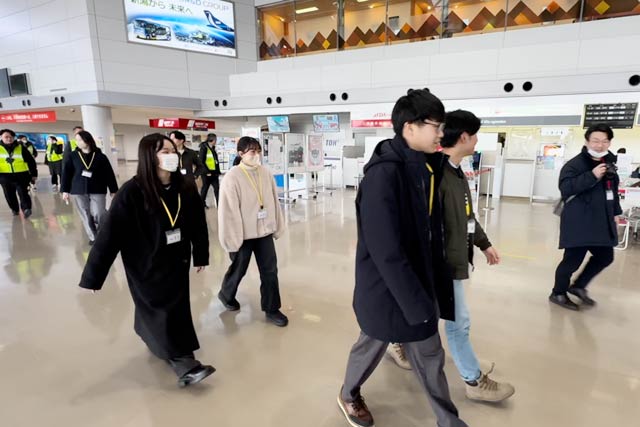 空港ターミナルビルを歩いてエプロンへ