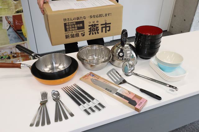 燕市から能登半島地震で建設される仮設住宅への入居者に贈る応援のグッズ