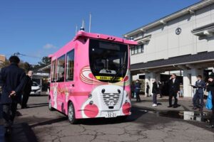 弥彦村の自動運転バスが縁石に乗り上げる事故 自動運転中の事故は初めて