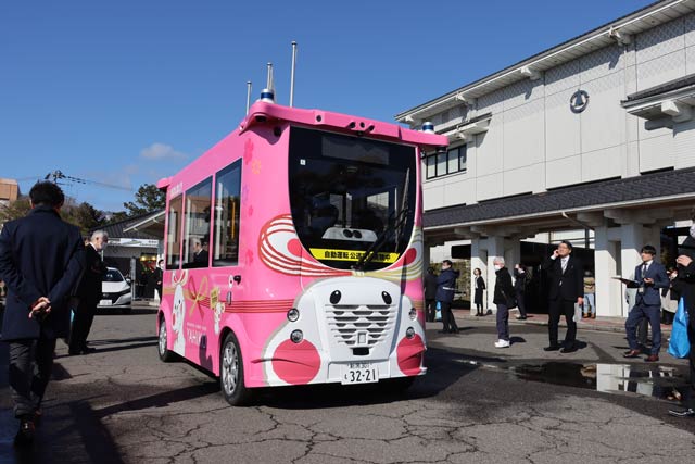 弥彦村が実証実験で運行している自動運転バス、事故を起こしたのは写真とは別のライトブルーの車両