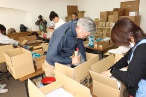 燕市で能登半島地震仮設住宅入居者応援グッズの箱詰め作業
