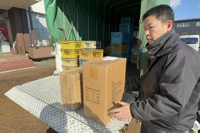 作業中も各社から寄付物品が届く
