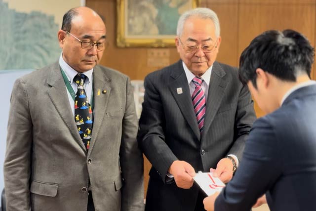 左から渡辺下田商工会長、佐藤栄商工会長、滝沢市長