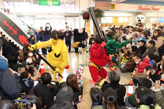コメリ黒埼店で「鬼踊り福まきショー」