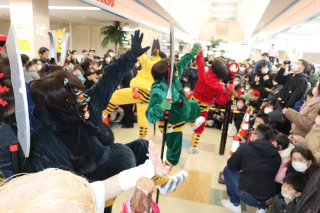 コメリ黒埼店で「鬼踊り福まきショー」