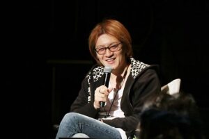 2022年12月26日に燕市文化会館で開かれた「まちあそび学会」のトークセッションの若新さん