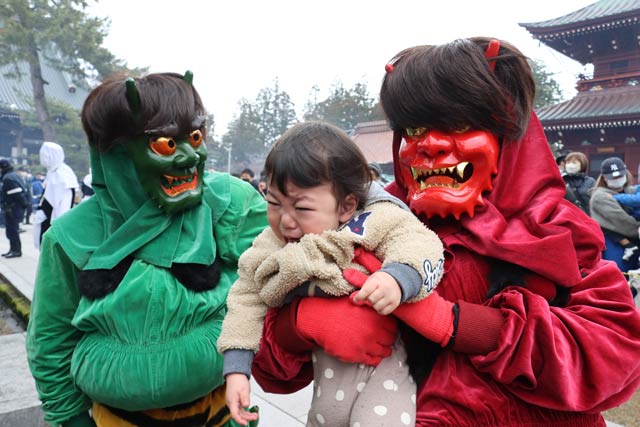 鬼に抱っこされて大泣きする子ども