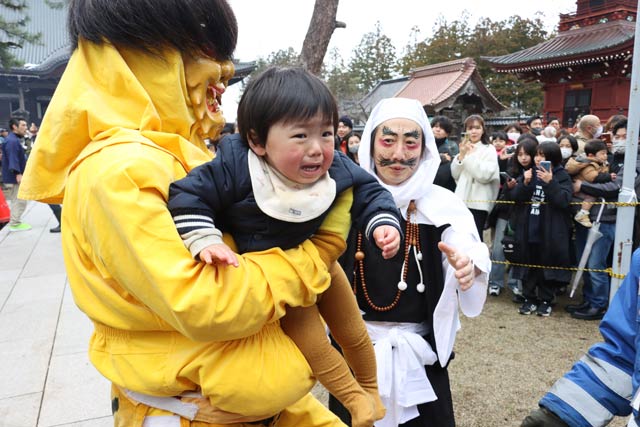 鬼に抱っこされて大泣きする子ども