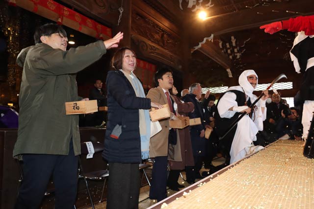 鬼に豆をぶつける来賓