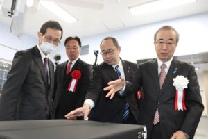 済生会新潟県央基幹病院の竣工記念式典後の来賓内覧会、左から院長予定者の遠藤直人燕労災病院長、国定勇人代議士、細田健一代議士、花角英世知事