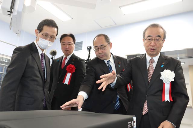 済生会新潟県央基幹病院の竣工記念式典後の来賓内覧会、左から院長予定者の遠藤直人燕労災病院長、国定勇人代議士、細田健一代議士、花角英世知事