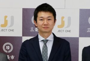 ジェクトワンが弥彦村から空き家対策に関するコンサルティング業務を受託し三条市の「特命空き家仕事人」の熊谷浩太さんがかけもちで取り組む(2022年に三条市と「地域活性化起業人に関する協定」を締結したときの写真)