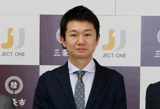 ジェクトワンが弥彦村から空き家対策に関するコンサルティング業務を受託し三条市の「特命空き家仕事人」の熊谷浩太さんがかけもちで取り組む（2022年に三条市と「地域活性化起業人に関する協定」を締結したときの写真）