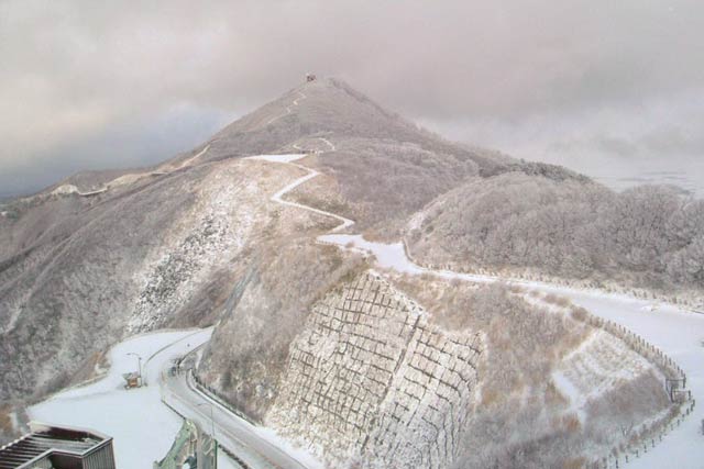 雪景色の弥彦山から多宝山を望む