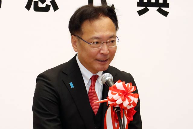 祝辞を述べる国定衆院議員(左)と鈴木燕市長