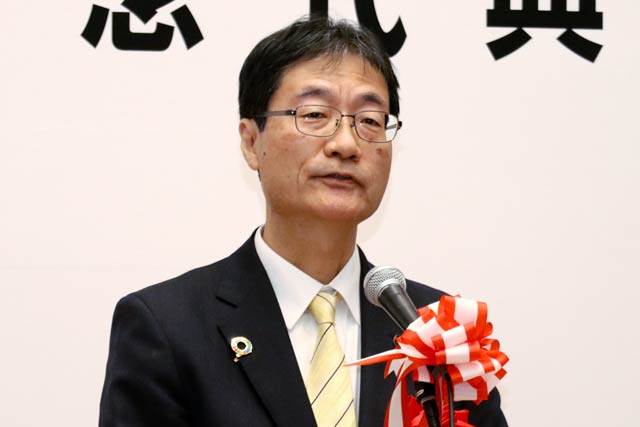 祝辞を述べる国定衆院議員(左)と鈴木燕市長