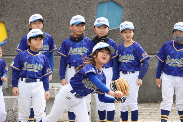 スーパーキッズ裏館が大谷翔平寄贈のグローブを着けてキャッチボールを披露