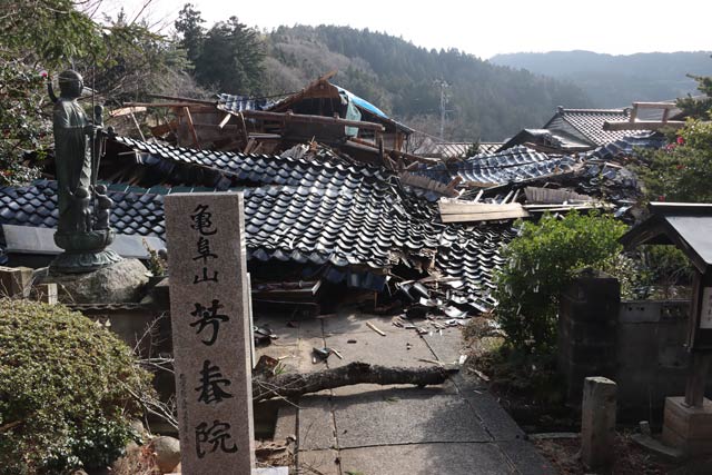 総持寺境内の完全に倒壊した前寺