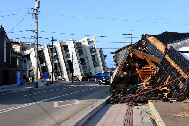 倒壊した7階建てのビルとその周辺も倒壊した建物ばかり
