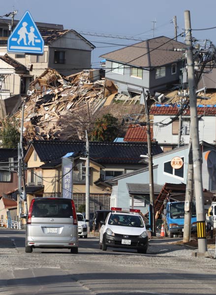 高台の倒壊家屋